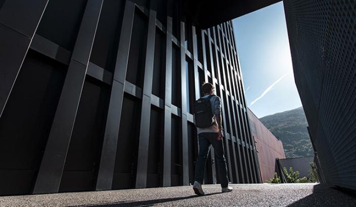 Homme qui marche vers un ciel ensoleillé et lumineux