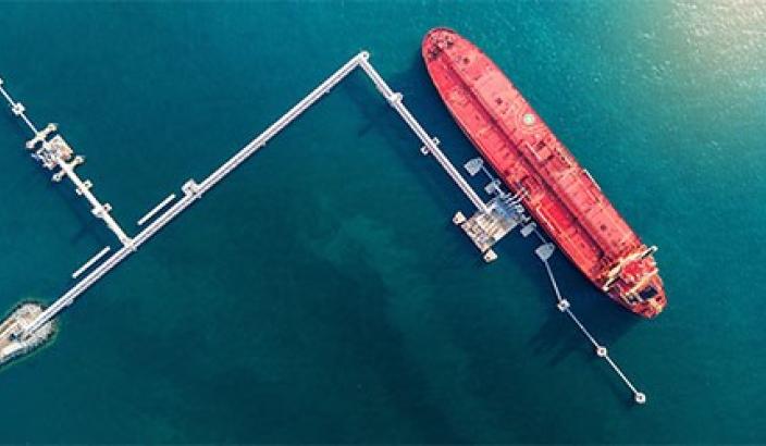 pétrolier rouge dans la mer