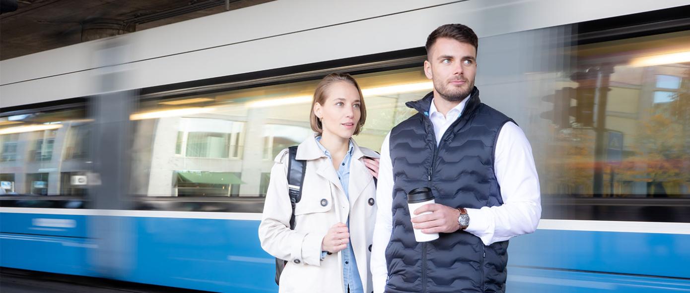 couple avec train vitesse